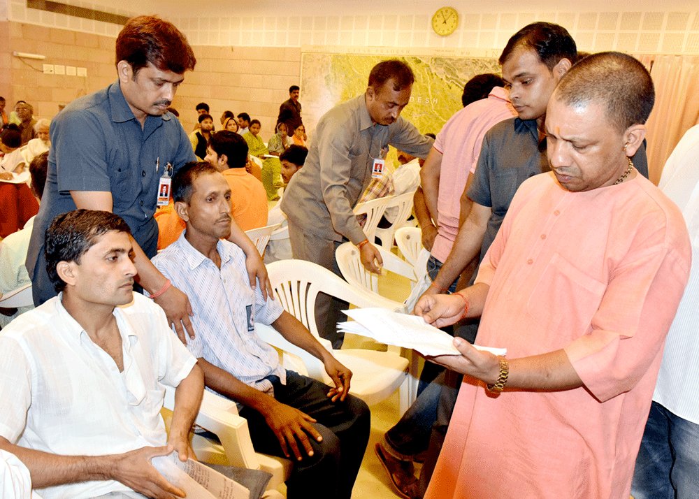 myogiadityanath's tweet photo. आज अपने सरकारी आवास पर विभिन्न जनपदों से आए लोगों की समस्याओं को सुना व उनके त्वरित निराकरण के लिए निर्देश दिए। https://t.co/9eFSLXFGXV