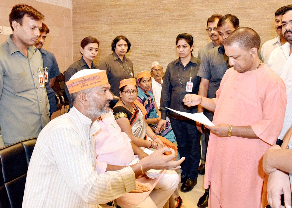 myogiadityanath's tweet photo. आज अपने सरकारी आवास पर विभिन्न जनपदों से आए लोगों की समस्याओं को सुना व उनके त्वरित निराकरण के लिए निर्देश दिए। https://t.co/9eFSLXFGXV