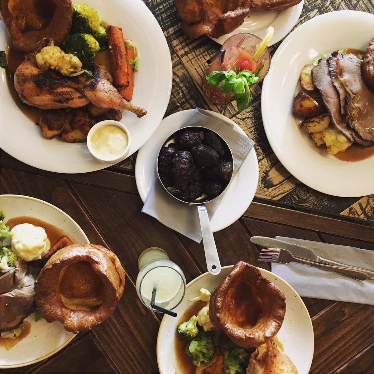 Now this is what Sundays are all about - just look at those yorkshires! <a href="/StnTavern/">Station Tavern Cambs</a> #BottomlessSundays #sorryaboutmychildren