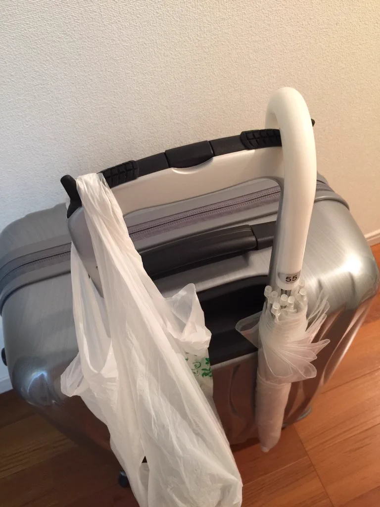 これは便利！キャリーバックにつけるだけで物がかけれちゃう優れもの！