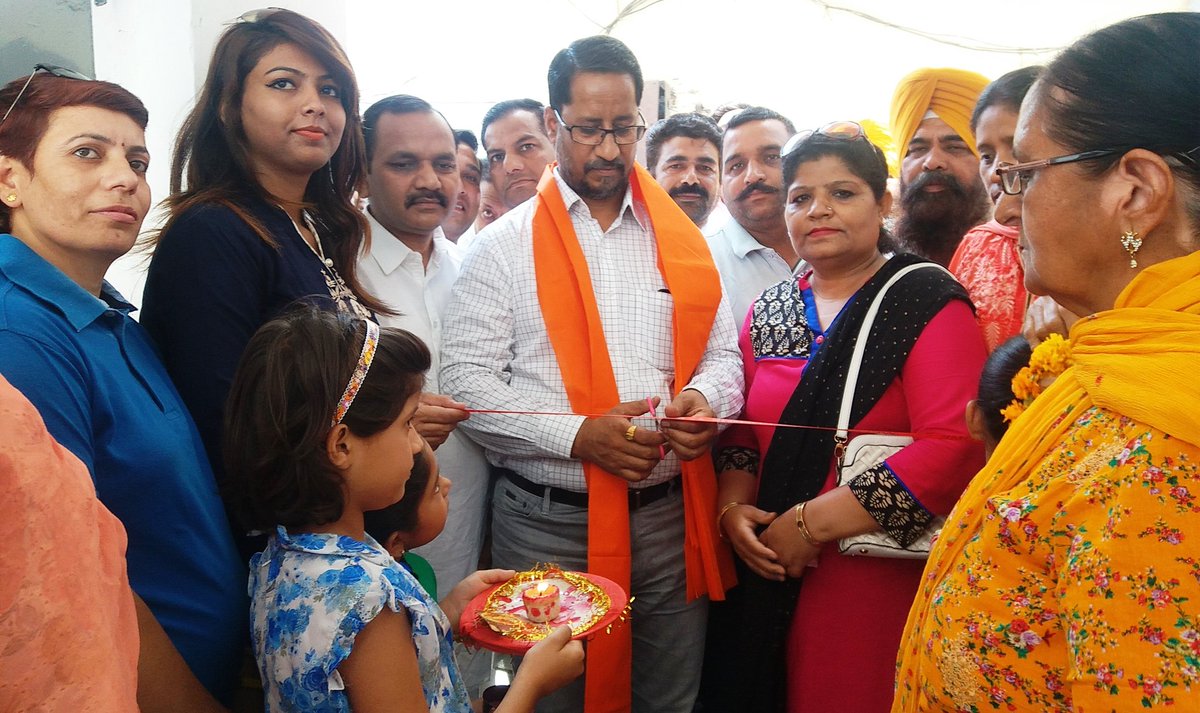 AniljoshiOffice's tweet image. आस्था फाउंडेशन की ओर से इंदिरा कॉलोनी में चलाए जा रहे फ्री सलाई कढाई स्कूल से कोर्स पूरा कर चुकी बच्चियों को फ्री सलाई मछीनें प्रदान की गई ।