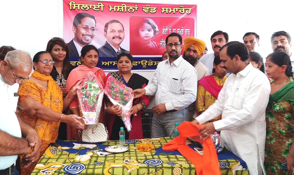 AniljoshiOffice's tweet image. आस्था फाउंडेशन की ओर से इंदिरा कॉलोनी में चलाए जा रहे फ्री सलाई कढाई स्कूल से कोर्स पूरा कर चुकी बच्चियों को फ्री सलाई मछीनें प्रदान की गई ।