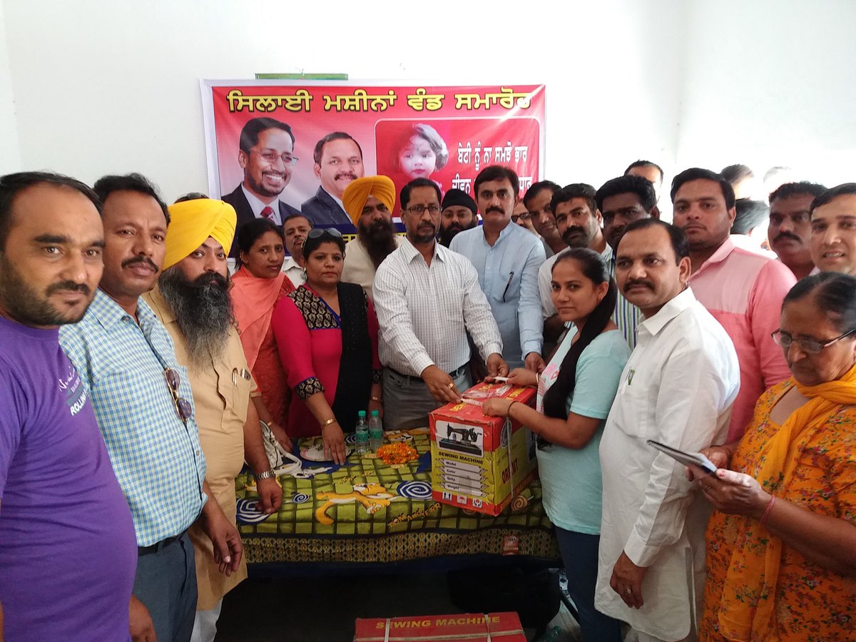 AniljoshiOffice's tweet image. आस्था फाउंडेशन की ओर से इंदिरा कॉलोनी में चलाए जा रहे फ्री सलाई कढाई स्कूल से कोर्स पूरा कर चुकी बच्चियों को फ्री सलाई मछीनें प्रदान की गई ।