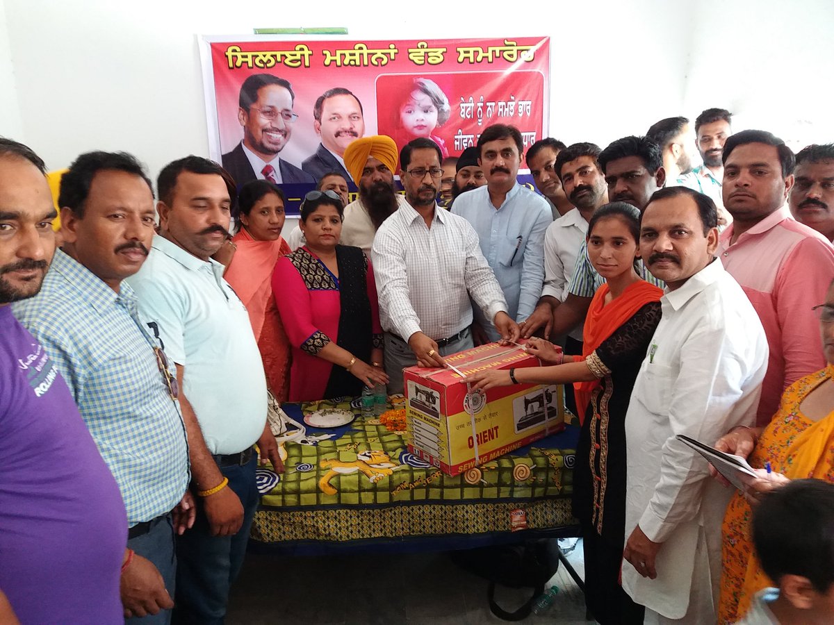 AniljoshiOffice's tweet image. आस्था फाउंडेशन की ओर से इंदिरा कॉलोनी में चलाए जा रहे फ्री सलाई कढाई स्कूल से कोर्स पूरा कर चुकी बच्चियों को फ्री सलाई मछीनें प्रदान की गई ।