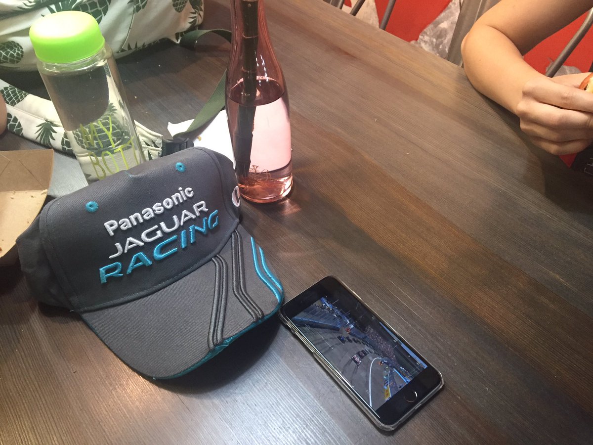 noorasuth_'s tweet photo. #MEFamily following the race from the airport &amp; sending a last #FanBoost to #MitchEvans ✌🏼🇳🇿🤗 https://t.co/JtrlUS3hyk