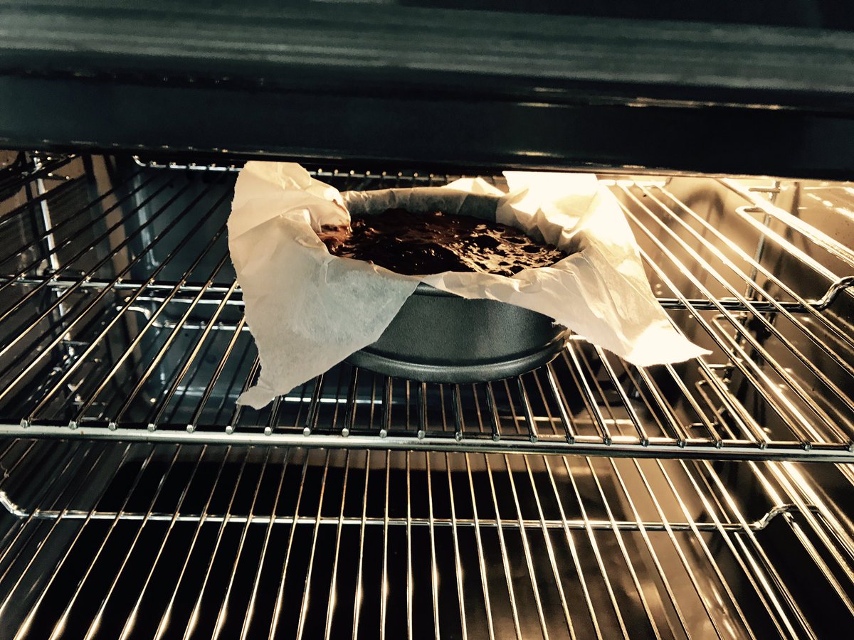 Jody__Bear's tweet photo. Experimental protein cake in the oven #baking #protein #fitfam #buildinglean https://t.co/aD8A5H0lm5
