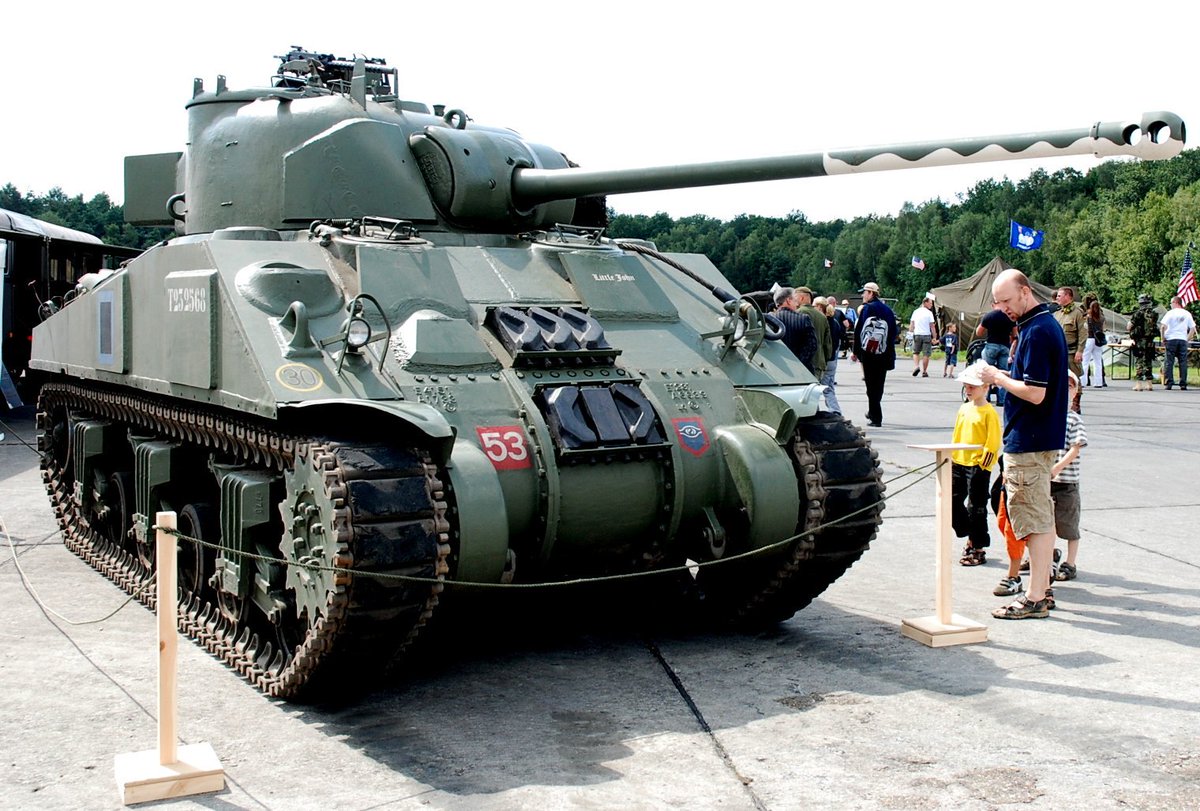 heiki_bot's tweet photo. シャーマン ファイアフライ(英)
重量33t/全長7.42m/速度40km/h
イギリスが国産の17ポンド対戦車砲をアメリカのM4シャーマンに搭載した巡航戦車。防御力は貧弱だったが、17ポンド砲から放たれるAPDS弾は強力であった。 https://t.co/52HFIq2HuQ