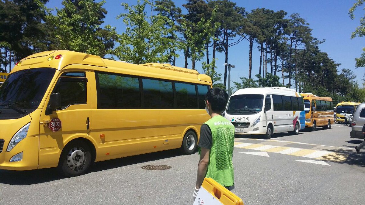 #성남시 분당구 환경위생과에서는 미세먼지 저감을 위해 순차적으로 대형교회인 야탑동의 만나교회 운행차량을 대상으로 시청 주차장에서 자동차 매연을 수시점검 하였습니다.