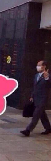 これは確信犯？JKが写真を撮っている後ろでおっさんがピースサインｗｗｗ