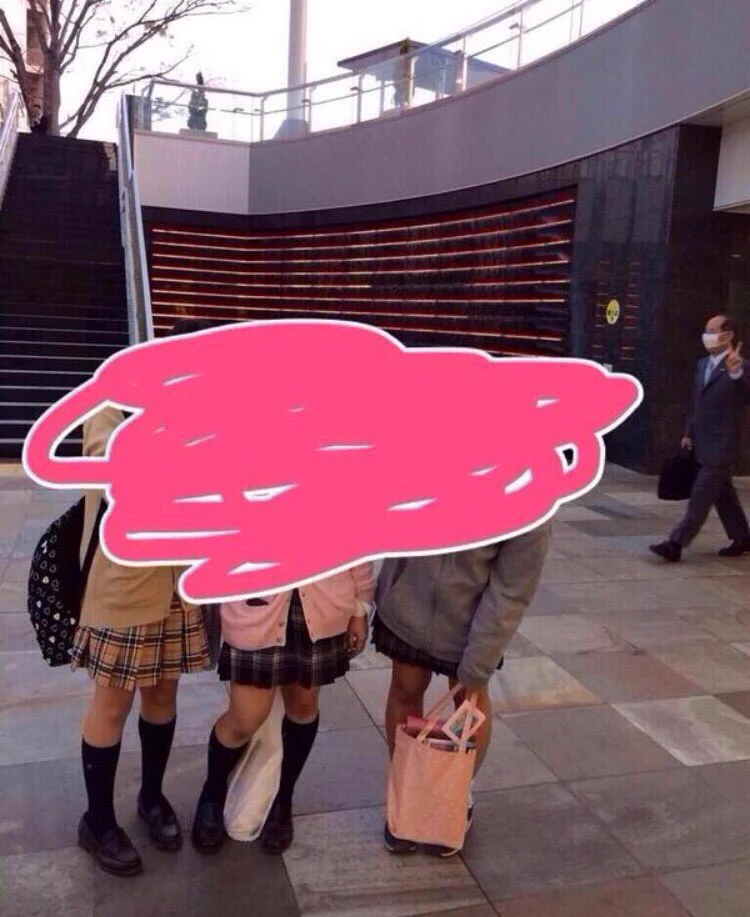 これは確信犯？JKが写真を撮っている後ろでおっさんがピースサインｗｗｗ