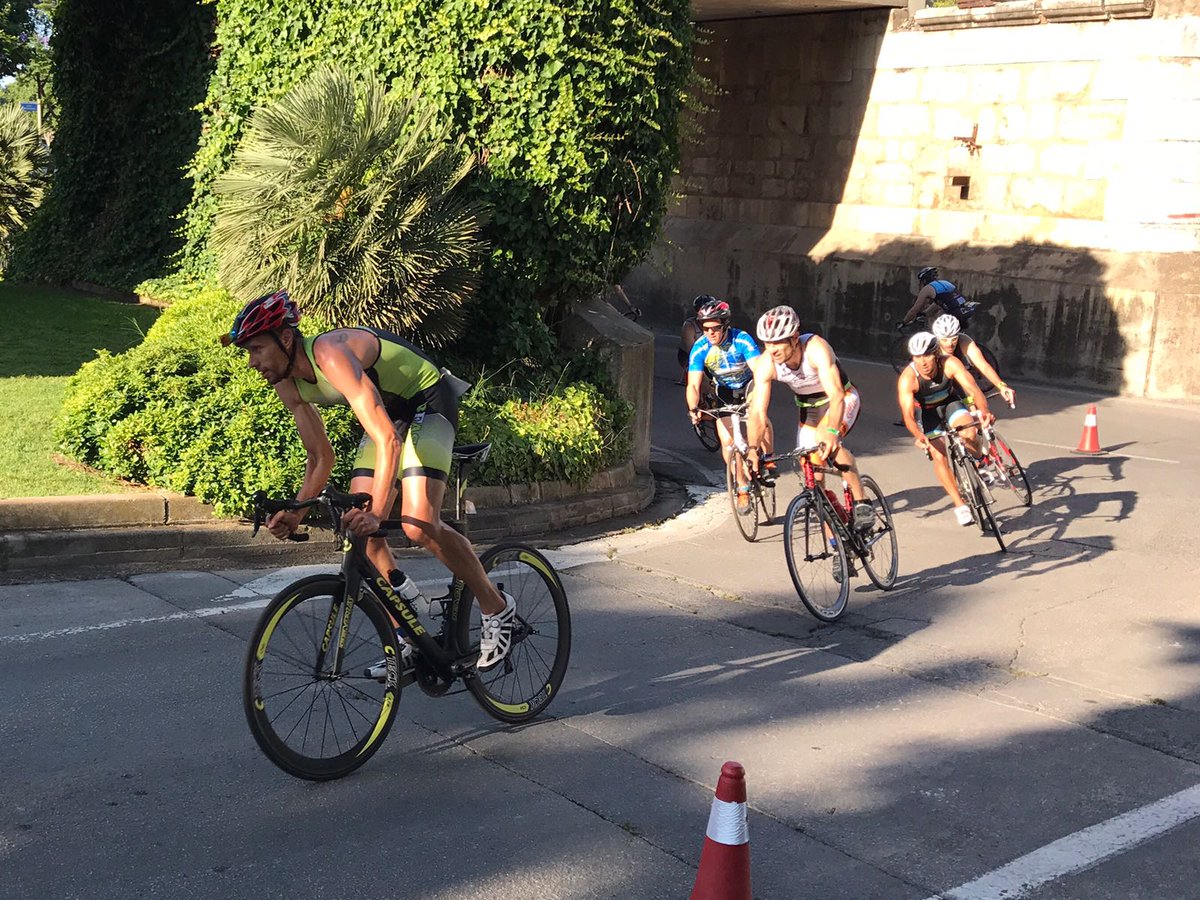 AriasJordi's tweet photo. @Julio_Cardo Liderant el triatló de Cambrils des de les primeres braçades de natació!!! @Triplayllob 🐼 💪💪💪
Eva Perez finalitza en 4a posició https://t.co/3rwc4rnq2S