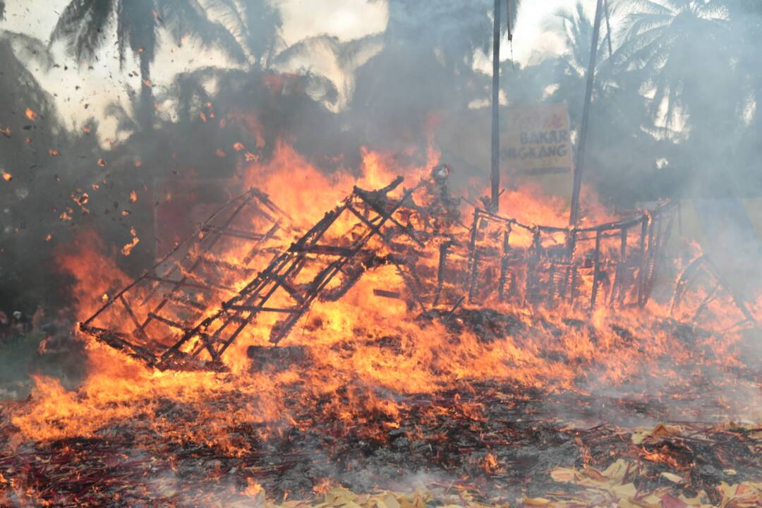Puncak acara Festival Bakar Tongkang 2017 di Bagansiapiapi, Kabupaten Rokan Hilir (Rohil), Riau (11/6).
#BakarTongkangFest #PesonaIndonesia