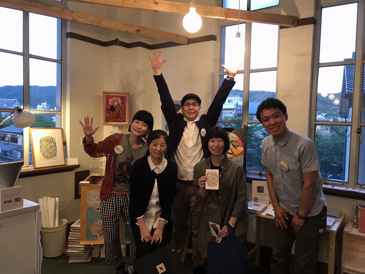 Tobichi京都 Twitterren 6月11日 Tobichi京都 初の日曜日が終了しました 最後にいらしたお客様を巻き込んでの記念撮影です ありがとうございます ありがとうございます 山下とさいとーは東京に戻りますが 京都メンバーをみなさま どうぞよろしくお願いいたし