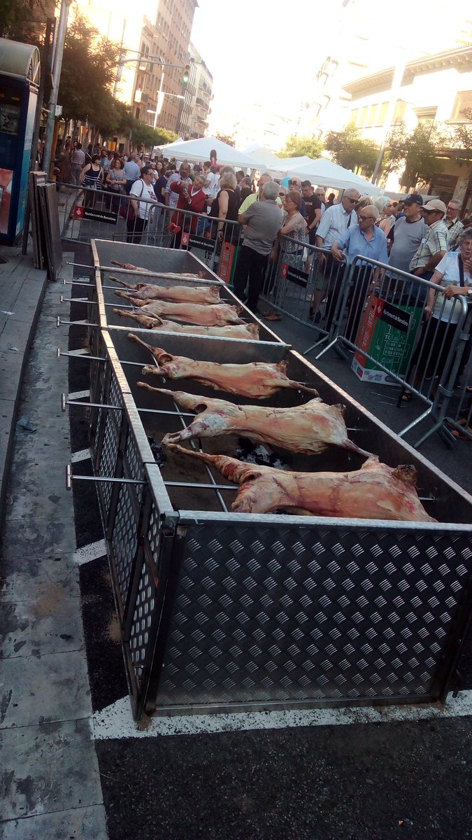 fpinedadelgado's tweet photo. @RipoLab ayer, a pocos metros de #frics2017 ternera gallega abierta en canal, cochinillos y más de 200 personas haciendo cola. 😋 https://t.co/7Wd1pVeao2