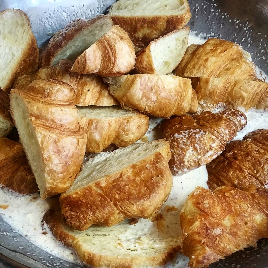 stevedeh's tweet photo. Bread and butter pudding in the making... 

#foodporn 
#foodprep
#foodie
#foodblogger 
#foodblog
#croissant
#cheflife
#pastry
#dessert https://t.co/5p2doAmCXi