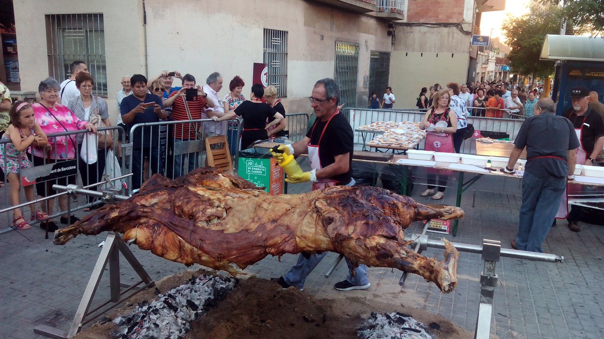 fpinedadelgado's tweet photo. @RipoLab ayer, a pocos metros de #frics2017 ternera gallega abierta en canal, cochinillos y más de 200 personas haciendo cola. 😋 https://t.co/7Wd1pVeao2