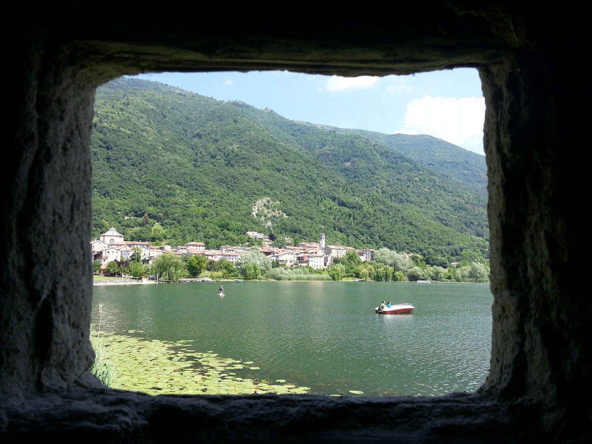 robertazennaro's tweet photo. All'interno della palafitta fa fresco fuori sul lago passano barchette e sup. Che pace al parco del #livelet #pdp2017 https://t.co/8LR9xfAaWe