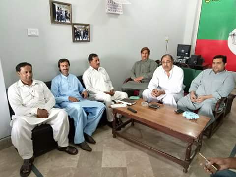 PTIDGKOFFICIAL's tweet photo. #PTI workers are showing their confidence for @ImranKhanPTI in #PTIIPE at PTI office khanewal https://t.co/3u9xDg4RIJ