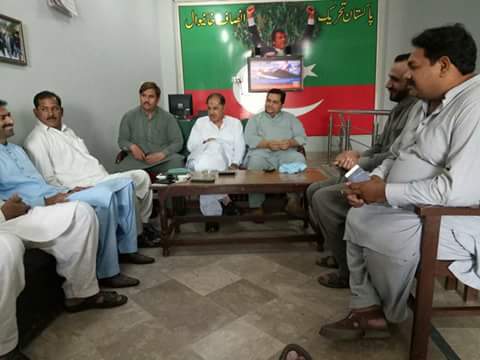 PTIDGKOFFICIAL's tweet photo. #PTI workers are showing their confidence for @ImranKhanPTI in #PTIIPE at PTI office khanewal https://t.co/3u9xDg4RIJ