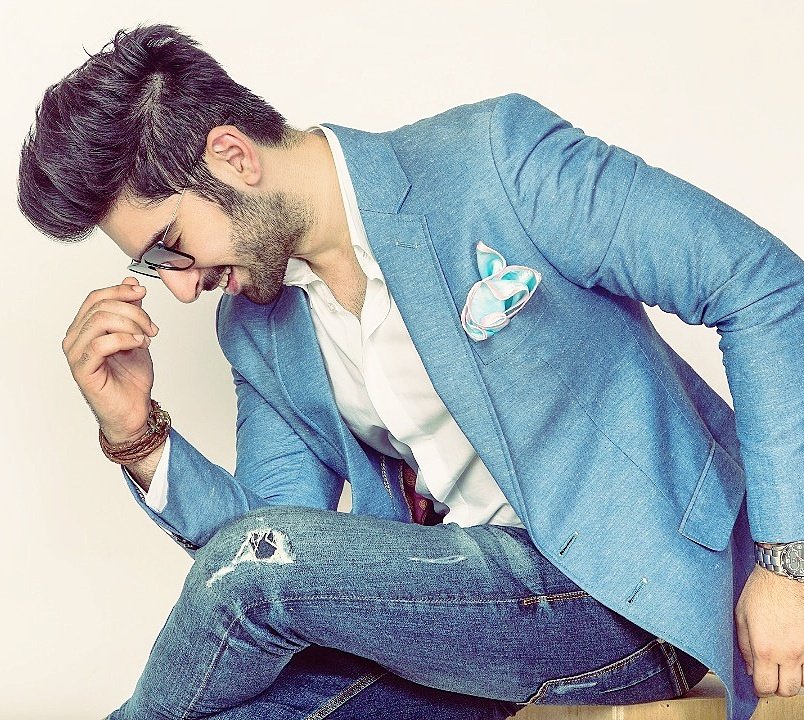 muneeb_butt9's tweet photo. LIVE SIMPLY.
DREAM BIG.
BE GRATEFUL.
GIVE LOVE.
LAUGH LOTS.
Wardrobe by @humayunalamgir photography by @studio86 https://t.co/S2xkKPfvPt