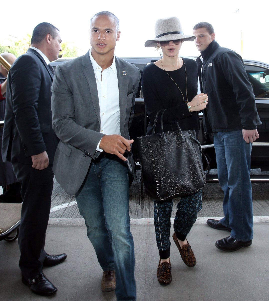 בתשובה ל. Jenifer Lawrence ada ramai bodyguard antaranya Justin Riblet.pic....