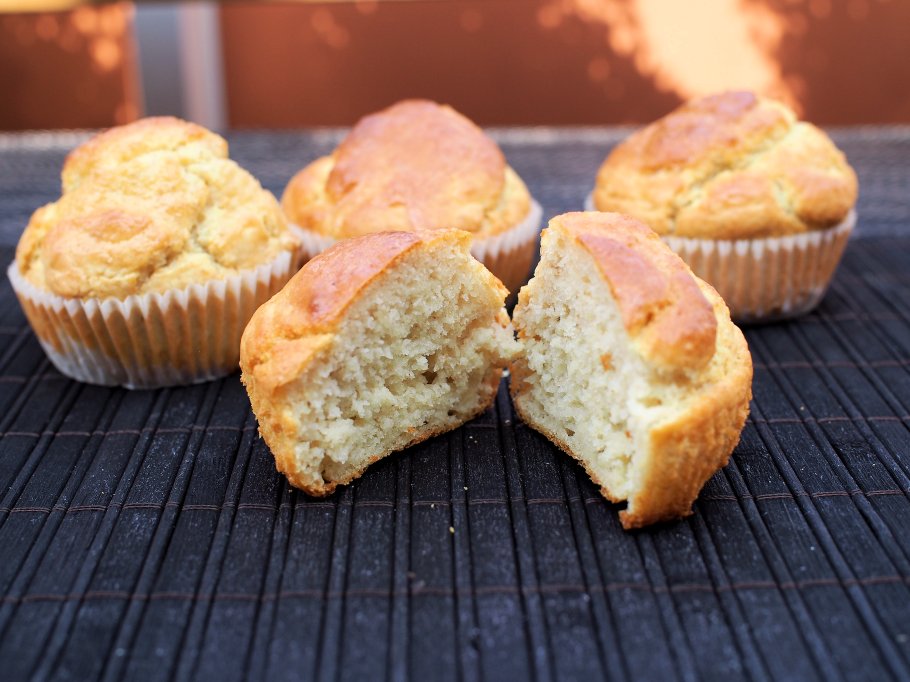 MukanaMaku's tweet photo. Nopeat ja helpot vehnä-kaura muffinsit #mukanamaku #leivonta #ruokablogi #muffinisit #muffinit #ruoka https://t.co/gR5u9RA9Mb https://t.co/nhW8UjkhHP