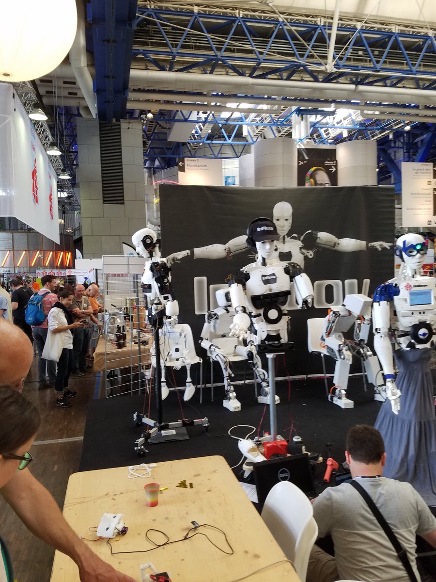 Antoine_FabLab's tweet image. Superbe rencontre avec Gael Langevin  #MFP17. Bcp de conseils sur la construction du robot @InMoov ! Une vidéo interview à voir au #FestiLab