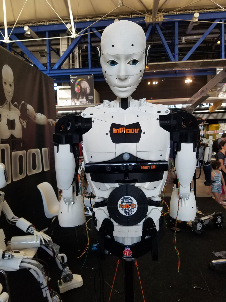 Antoine_FabLab's tweet image. Superbe rencontre avec Gael Langevin  #MFP17. Bcp de conseils sur la construction du robot @InMoov ! Une vidéo interview à voir au #FestiLab