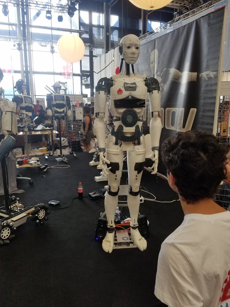Antoine_FabLab's tweet image. Superbe rencontre avec Gael Langevin  #MFP17. Bcp de conseils sur la construction du robot @InMoov ! Une vidéo interview à voir au #FestiLab