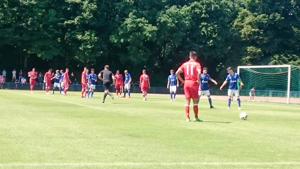 bremmelgram's tweet photo. Nachwuchsarbeit checken: U17 Halbfinale @knappenschmiede vs. @FCBayern... @SkySportNewsHD #SSNHD https://t.co/uHzRoEhUrw