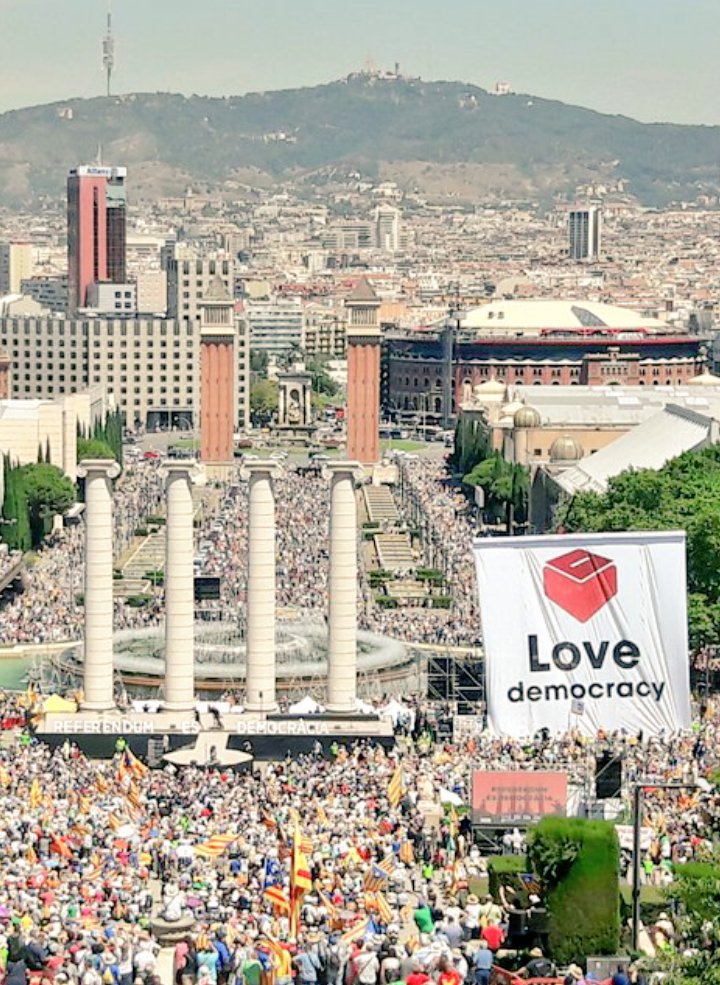 portet_bruguera's tweet photo. El MHP @KRLS amb en Pep Guardiola, entitats, partits, gent vinguda d'arreu...
#ReferèndumÉsDemocràcia #HolaUrnes
#independència https://t.co/SoiEUDbmaS