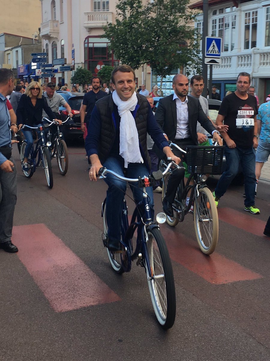 annetestuz's tweet photo. #SarkozyStyle (bon pour les mollets difficile à dire) - et le garde du corps qui fait une de ces tronches !! ;-) 🤣 https://t.co/BfVL2rkJze