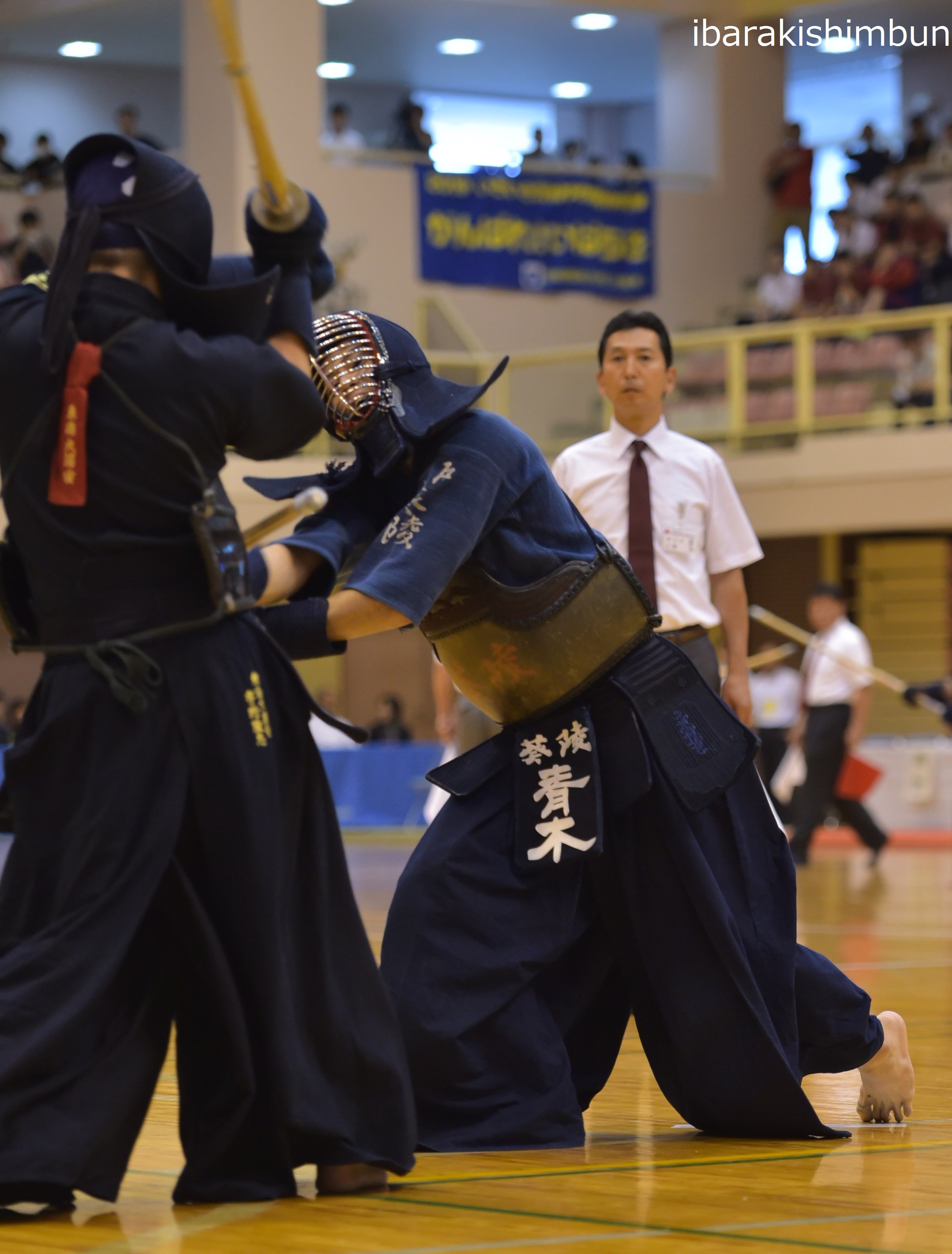 茨城新聞運動グループ 剣道の関東高校大会は１１日 ひたちなか市総合体育館で行い 男子団体で水戸葵陵 男子個人で寒川祥 水戸葵陵 女子個人で柿元冴月 守谷 が優勝しました １２日は新聞が休刊日のため 詳細は１３日の紙面に掲載します 写真は
