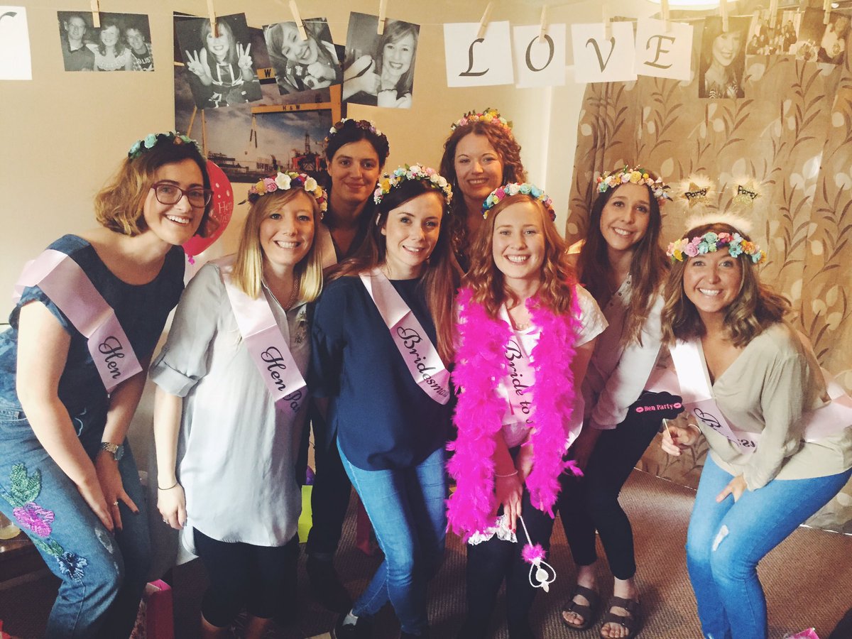 yourBridesMade's tweet photo. Our beautiful ladies at our floral crown hen workshop yesterday 🌸💕 #henparty #henpartyni #craftparty #henpartyideas #belfast #flowercrown https://t.co/qYnGi3Wkwm