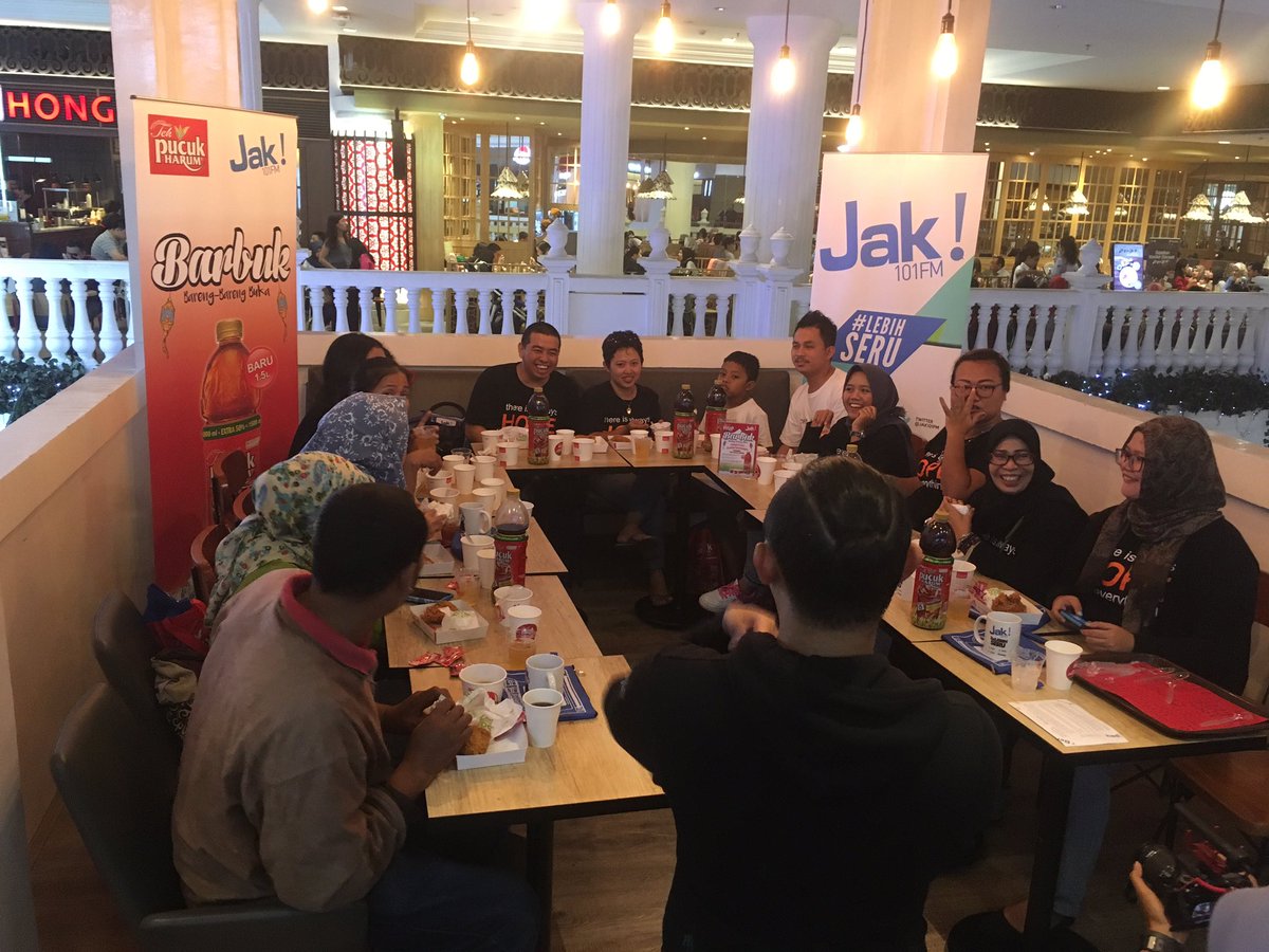 JAK101fm's tweet photo. Selamat berbuka puasa JAKartans! dari grup WA @RumahHarapanID yg lagi bareng2 buka #segarkankebersamaan @RockNal @Wendysindo @PucukHarum https://t.co/Zwn7wwDaRz
