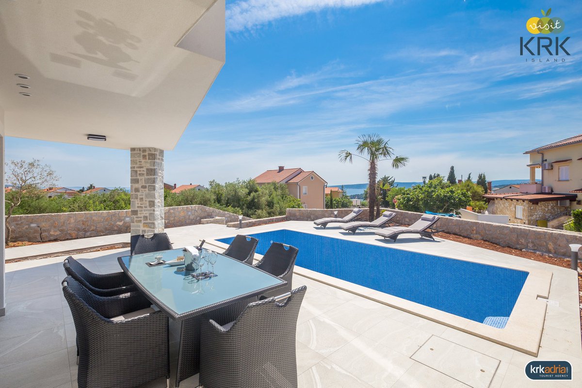 VisitKrk's tweet image. Villa ELLA, luxurious pool villas in the town of Krk for your holiday!
#swimmingpool #seaview #VisitKrk
More info: goo.gl/rmuvPz