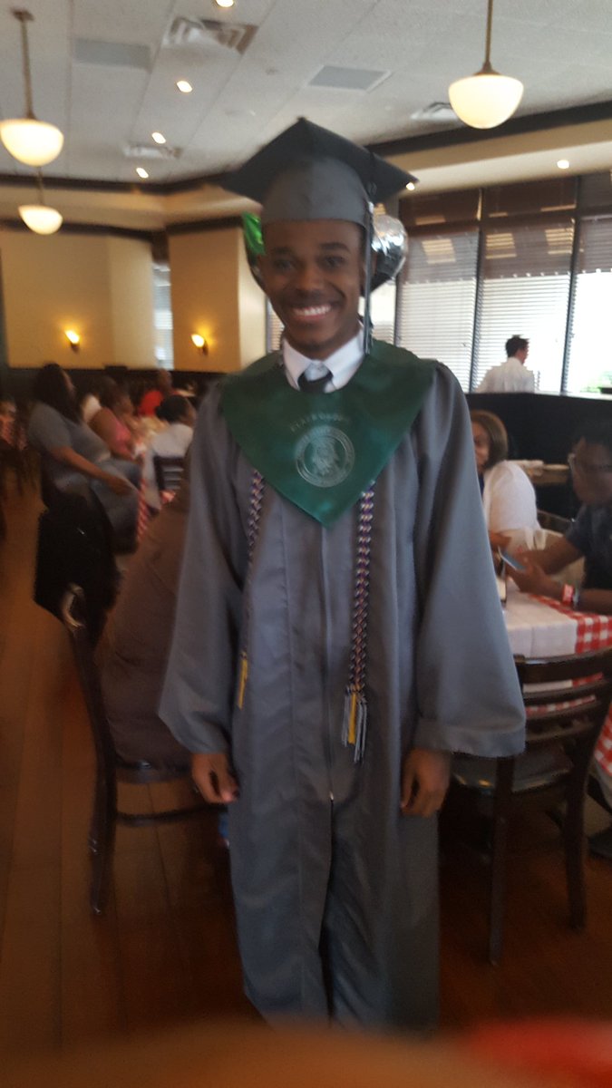 Flowersclassof2017 tweet media