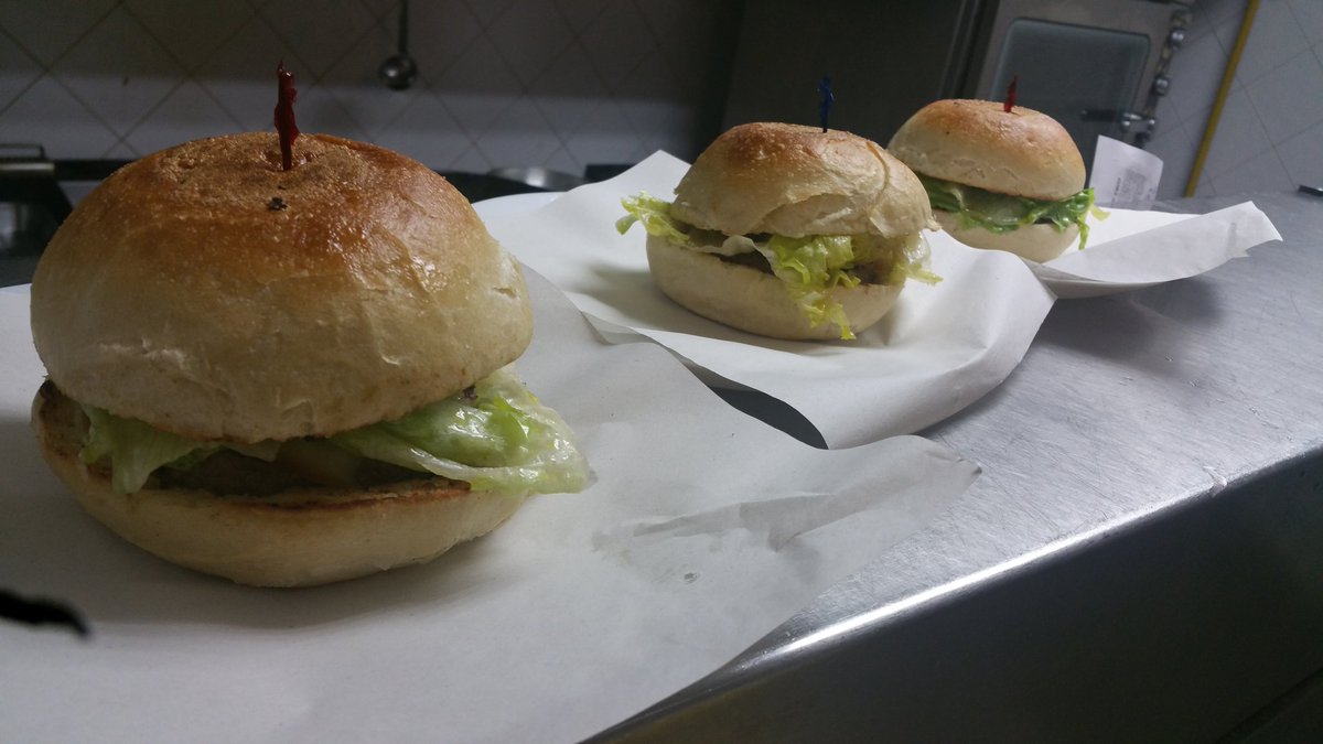 LangellaMergell's tweet photo. #panino #gourmet #hamburger #chianina #insalata #provola #classico #conilcuore #amore #fantasia #langellaamergellina #napoli #top https://t.co/WWojsJlUuc