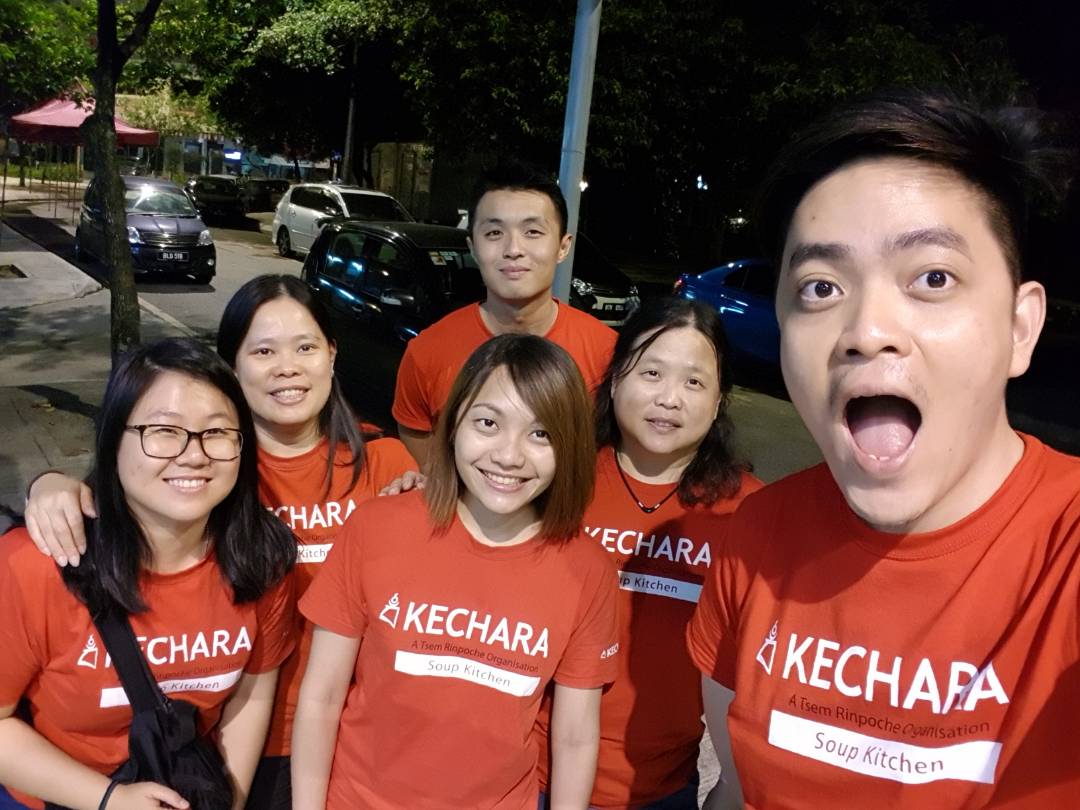 KecharaSoupK's tweet photo. #Wonderful #kind #Malaysians coming together to #volunteer in #charity with #kechara @tsemtulku
#good
#unite
#DoGood
#soupkitchen
#homeless https://t.co/9XULD5ExI1