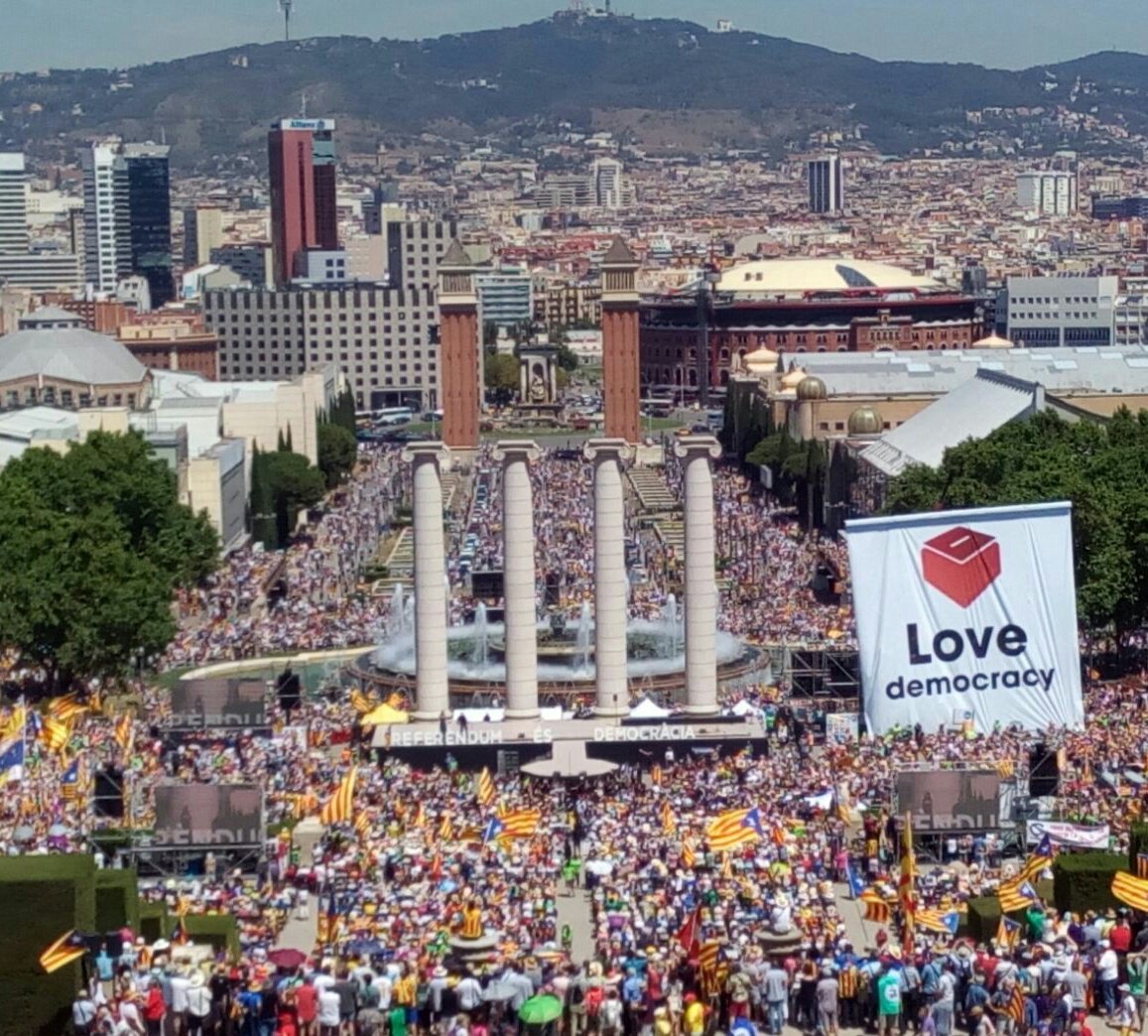 Salvigrau72's tweet photo. #HolaUrnes #referendumCAT #AnemATotes #SI a la #RepúblicaCatalana ||☆|| https://t.co/yfv9wqdMEk
