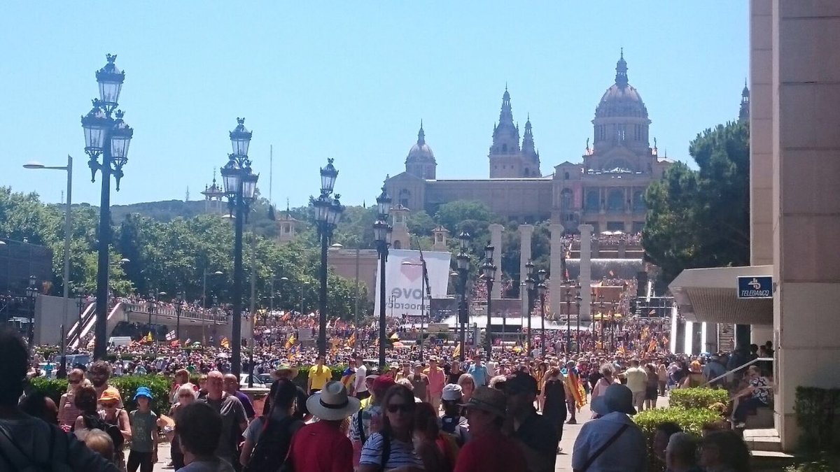 ramontremosa's tweet photo. Tot i la calor, hem tornat a omplir el passeig de Maria Cristina!!

#holaurnes #CatalanReferendum2017 https://t.co/hh7KO5rpOJ