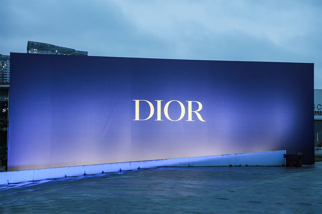 APAXEVENT's tweet photo. @Dior - "I feel blue" #dior #apaxgroup #apaxevents Production by APAX. Creation and Direction @bureaubetak #bureaubetak https://t.co/1vShe3KIpn