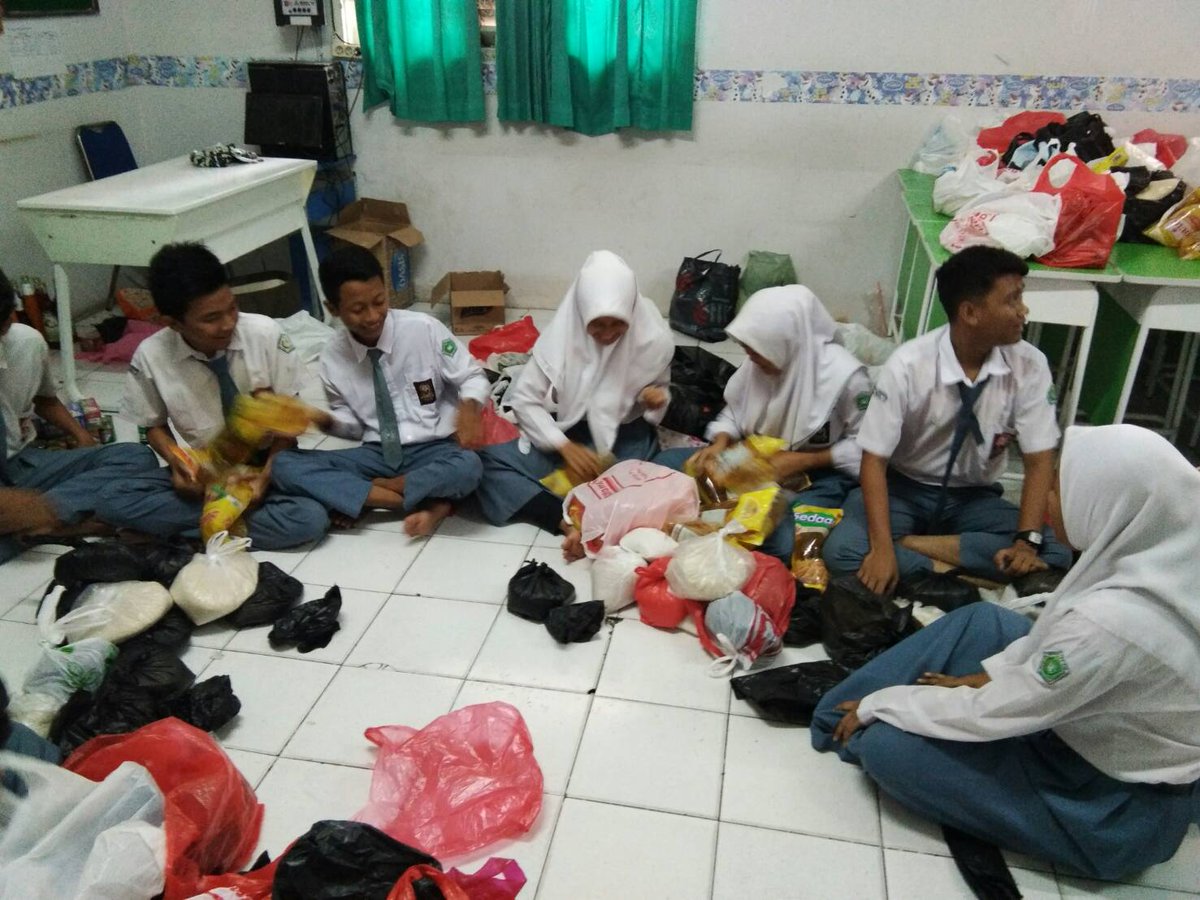 OSMATH1's tweet photo. Assalamualaikum mau kasih tau kegiatan SMA Taman Harapan1 dibulan Ramadhan yaitu kita mengadakan kegiatan baksos #1 https://t.co/eaKzxWUHjv