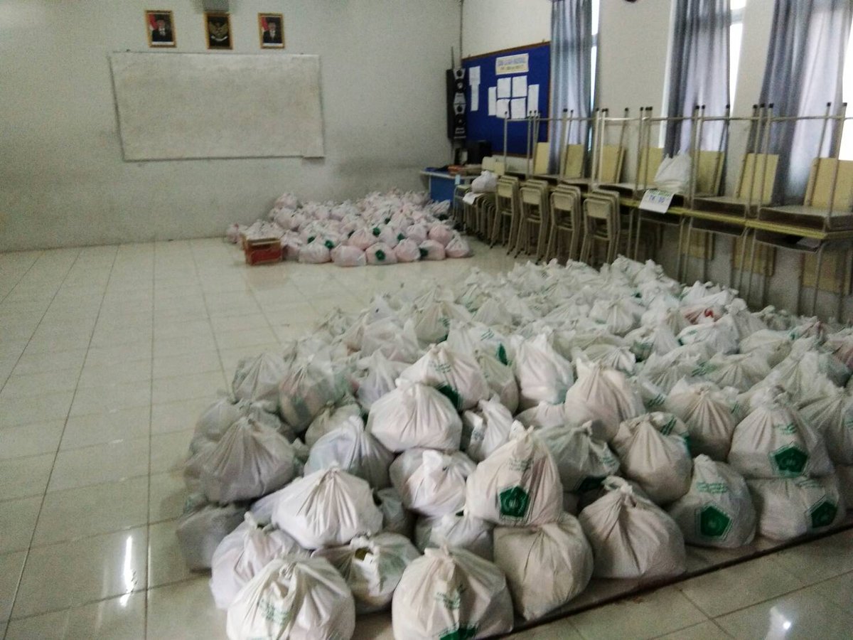 OSMATH1's tweet photo. Assalamualaikum mau kasih tau kegiatan SMA Taman Harapan1 dibulan Ramadhan yaitu kita mengadakan kegiatan baksos #1 https://t.co/eaKzxWUHjv