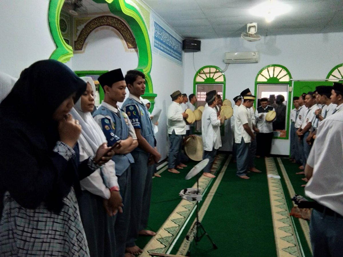 OSMATH1's tweet photo. Dan ini adalah acara sebelum bulan Ramadhan yaitu Isra Mira'j yang selalu ada disetiap tahun nya#2. Wassalamualaikum https://t.co/lHfHj4aDXY