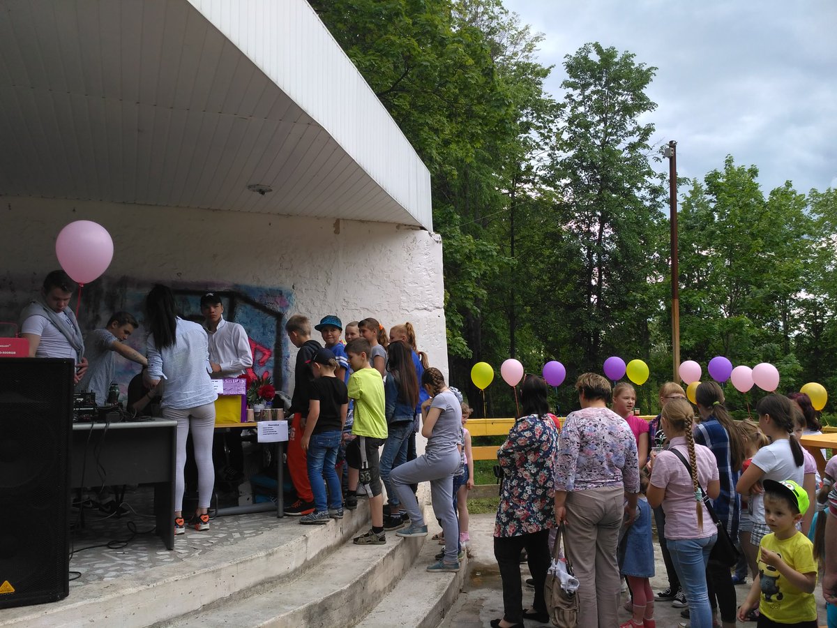 KrivonosMA's tweet photo. На #COSMOSparty бесплатно всех угощают безалкогольными напитками. Мероприятие подгото��или воспитанники Кардымовского детского дома-школы https://t.co/AoBYPahOc7