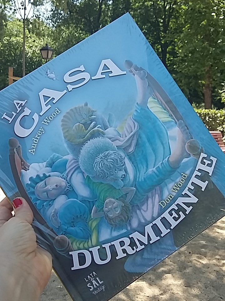 En la Feria del Libro. Disfrutando de la lectura de los maravillosos libros de <a href="/latadesal/">LATADESAL EDITORIAL</a>