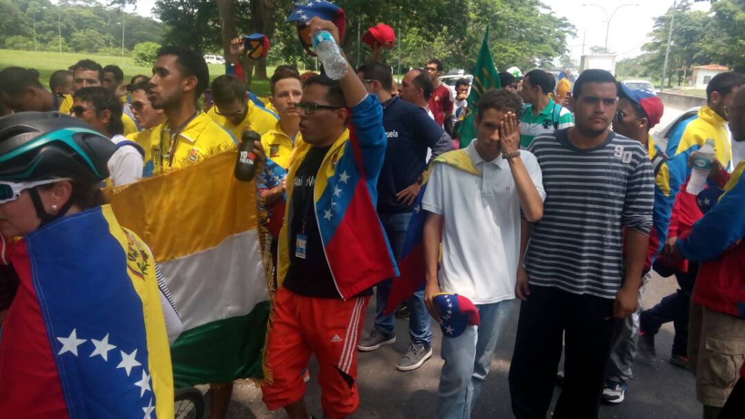 FuerzaUnionVE's tweet photo. Gesta heroica, universitarios de la UCLA continúan movilizados por el rescate de Vzla.  Arriban a San Félix, rumbo a Caracas. #11Jun https://t.co/mw58Bix8Wa
