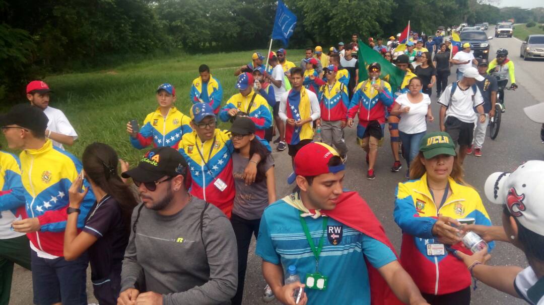 FuerzaUnionVE's tweet photo. Gesta heroica, universitarios de la UCLA continúan movilizados por el rescate de Vzla.  Arriban a San Félix, rumbo a Caracas. #11Jun https://t.co/mw58Bix8Wa