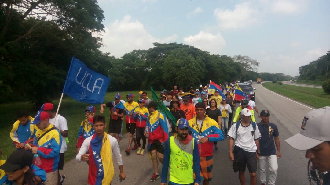 FuerzaUnionVE's tweet photo. Gesta heroica, universitarios de la UCLA continúan movilizados por el rescate de Vzla.  Arriban a San Félix, rumbo a Caracas. #11Jun https://t.co/mw58Bix8Wa